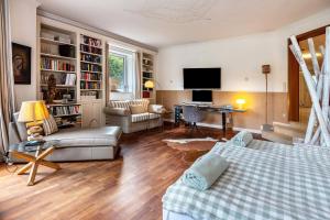 TV a/nebo společenská místnost v ubytování Traumhaus Whirlpool Sauna Grill