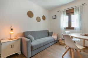 a living room with a couch and a table at El Hogar de Ireneo A in Güimar