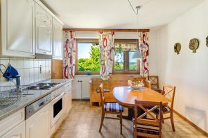 une cuisine avec une table et une salle à manger dans l'établissement Ferienwohnung Landleben, à Hofgeismar 27 autres photos