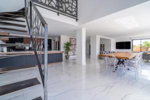 MirepeissetにあるVilla Ninaのダイニングルーム、キッチン(テーブル、椅子付)