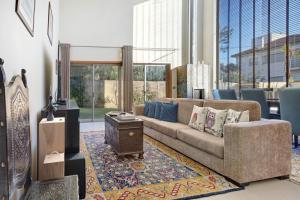 una sala de estar con un sofá y una mesa en Casa dos Pinheiros, en Apúlia