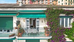 a house with flowers on the side of it at La Solatia in Zoagli