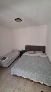 2 camas en una habitación con pared en Simpi, en Pržno 3 fotos más