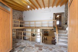 ein Zimmer mit einer Treppe in einem Steingebäude in der Unterkunft Casa da Marquinhas - Turismo Rural in Lama de Ouriço + 58 Fotos
