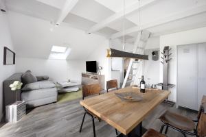 un soggiorno con un tavolo e un divano di Loft mit Seeblick und Innenpool a Petersthal