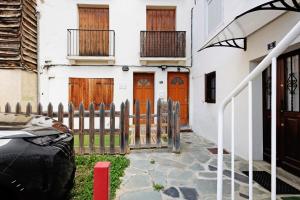 オセジャにあるApto Céntrico En Ossèjaの木の扉と柵のある家