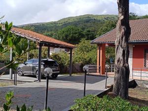 Nespecifikovaný výhled na hory nebo výhled na hory při pohledu z chaty