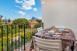 Ein Tisch und Stühle auf einem Balkon mit Aussicht in der Unterkunft Il Glicine in Vaccileddi