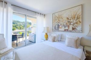 カンヌにあるSea and Sky 8 personnesの白いベッドルーム(ベッド1台、バルコニー付) +24枚の写真
