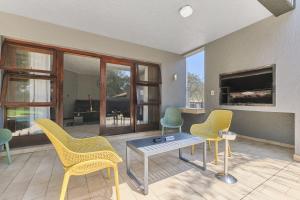 Posezení v ubytování Villa Picasso- 1 Bed Villa