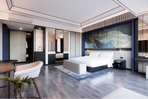 ein Hotelzimmer mit einem Bett und einem Esszimmer in der Unterkunft Nusatu by ARTOTEL - Semarang in Semarang + 15 Fotos