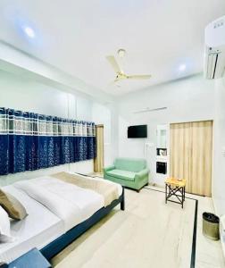 - une chambre avec un lit et une chaise verte dans l'établissement The Rasa by Satvic, à Jodhpur