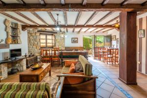 a living room with a couch and a table at Rodiles de Matisón in Villamayor