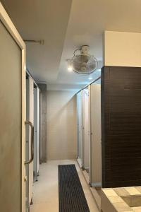pasillo con ventilador de techo y pasillo con pasillo en Qilombo Hostel Silom, en Bangkok