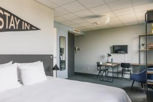 a hotel room with a bed and a desk at The Social Hub Rotterdam in Rotterdam +33 photos