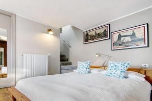 Postel nebo postele na pokoji v ubytování Renovated Barn of the year 1500