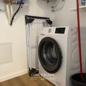 una lavadora en un rincón de una habitación en L'impasse, en Cherbourg-en-Cotentin