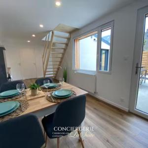 Un comedor con mesa y sillas en L'impasse, en Cherbourg-en-Cotentin
