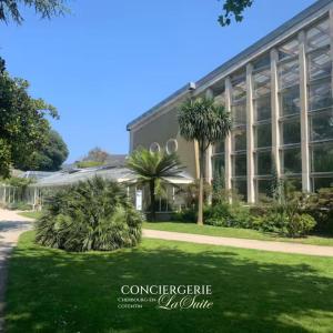 Un edificio con palmeras delante. en L'impasse, en Cherbourg-en-Cotentin