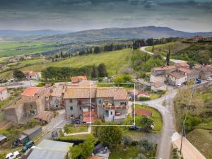 une vue aérienne d'un petit village avec une maison dans l'établissement Appartamento Stella, à Chianni