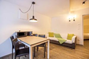 ein Wohnzimmer mit Tisch und Couch in der Unterkunft Apartment Ön Residence Bun Ste in St. Vigil