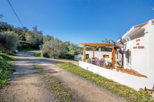 een onverharde weg voor een wit huis bij Casa da Maria Teresa V3 in Santa Catarina da Fonte do Bispo