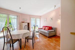 a living room with a table and a couch at Gästehaus Mühlenhof - Spätburgunder in Maring-Noviand