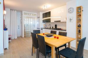 a kitchen and dining room with a wooden table and chairs at Casa Altea-mar in Altea