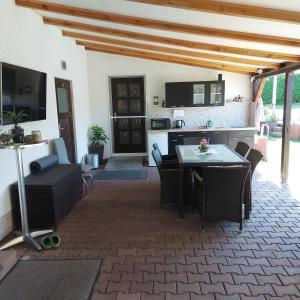 a living room with a table and chairs and a kitchen at Ferienwohnung in Spreewaldnähe in Kolkwitz