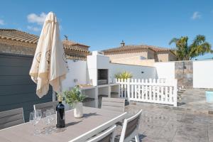 a patio with a table and a umbrella at El Rincón Del Sur in Hozanejos