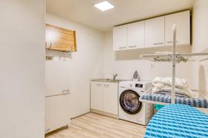 a laundry room with a washer and dryer at La Reine in Béziers +14 photos