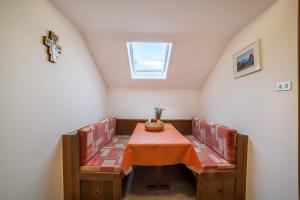 une petite salle à manger avec une table et deux chaises dans l'établissement Rieglhof Apartment Hennennest, à Caprone 18 autres photos