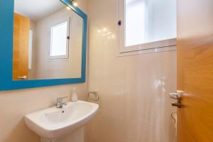 un baño con lavabo y espejo en Casa Rous, en Presillas Bajas 25 fotos más