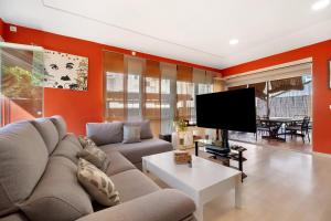 a living room with a couch and a flat screen tv at Goleta in El Puerto de Santa María