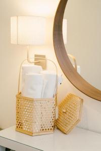 una cesta de mimbre sentada en una mesa junto a un espejo en Qilombo Hostel Silom, en Bangkok 78 fotos más