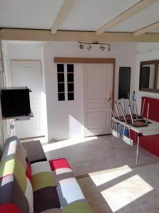 ソミュールにあるGîtes citadin avec jardin arboréのソファとテーブルのあるリビングルーム