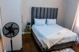 Postel nebo postele na pokoji v ubytování Izimbalizethu BnB