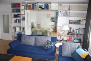WahlershausenにあるDas Blaue Haus - Ferienwohnungの青いソファとベッドのあるリビングルーム