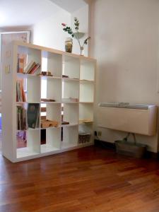 ボローニャにあるAmpio Open Space in Centro Storicoのラジエーター付きの部屋の白い本棚