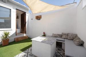 une chambre avec un canapé, une table et une fenêtre dans l'établissement Villa Alegría, à Chiclana de la Frontera