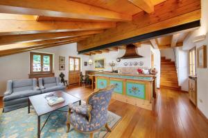 ein Wohnzimmer mit Sofa und Tisch in der Unterkunft Casa San Giovanni 2 a Vinigo in Vinigo