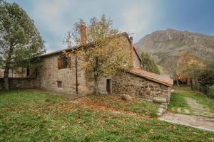 RedondoにあるLa Casa Del Diezmo De La Montañaの山を背景にした石造りの家