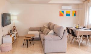 スシナにあるTranquil Retreat In La Terciaのソファとテーブルのあるリビングルーム