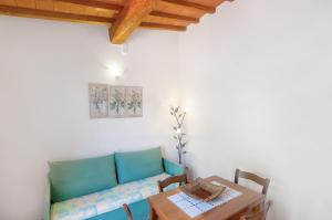 un soggiorno con un divano e un tavolo di Appartamenti i Tigli 2 a Capoliveri