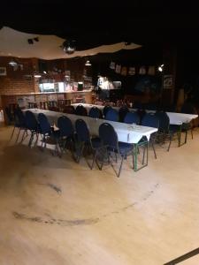 CraupeにあるFestsaal mit Übernachtungenの部屋内のテーブルと椅子