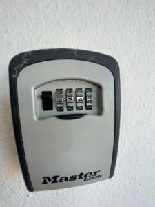 Un primer plano de un interruptor de metal en una pared. en Costa Arenal 52, en Arenal d'en Castell