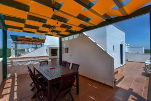Un comedor con mesa y sillas en un balcón. en Praia Verde Beach House, en Praia Verde