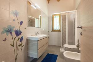 un baño con lavabo e inodoro en Nonno Bigi Genziana, en Tremosine Sul Garda