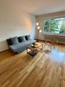 un soggiorno con un divano e un tavolo di Basic & Simple on Langgrütstrasse a Zurigo