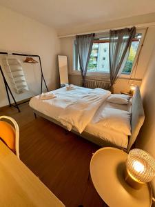 una camera da letto con un letto grande e una finestra di Basic & Simple on Langgrütstrasse a Zurigo